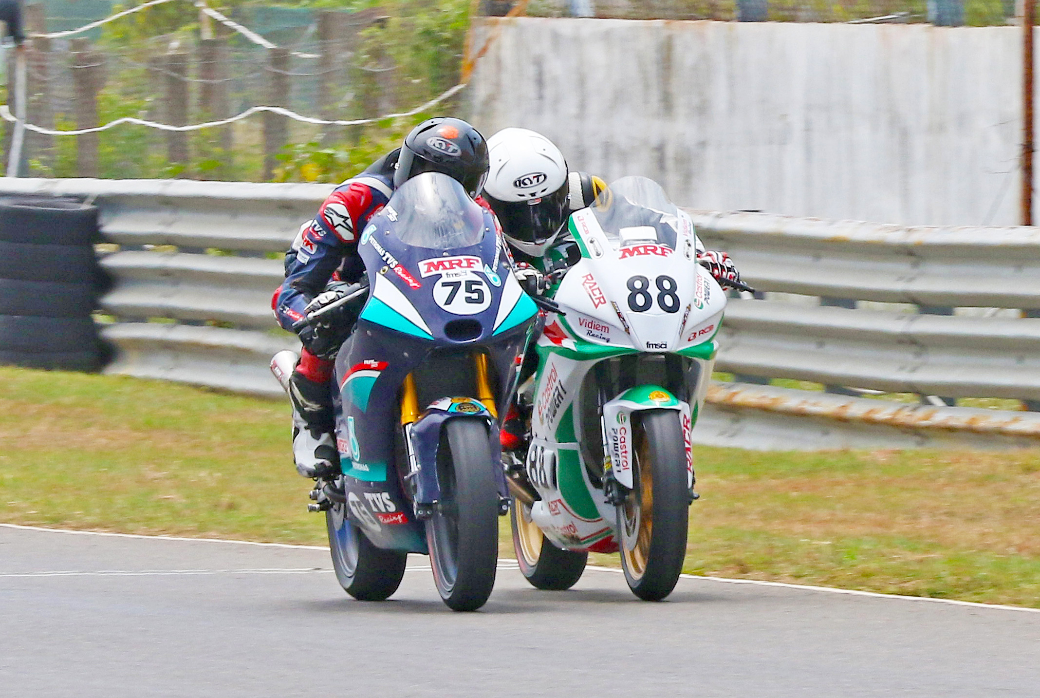 Sarthak Chavan (75) edging out Rahil Pillarisetty (88) in a photo-finish to win the Pro-Stock 301-400cc race (June 7)