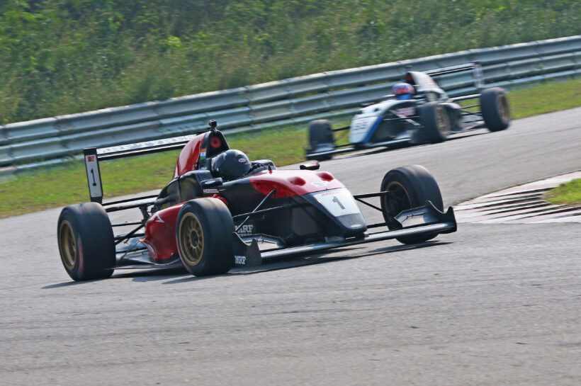 Punes Arjun Chheda (1), winner of the MRF F2000 race (Jan 04)