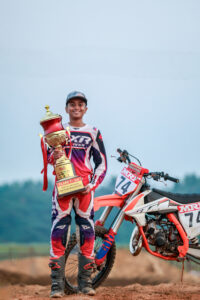 Chaithanya Joshi who won the Junior class with trophy